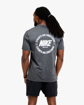 NIKE S&C MEN'S TEE HEATHER CHARCOAL/WHITE